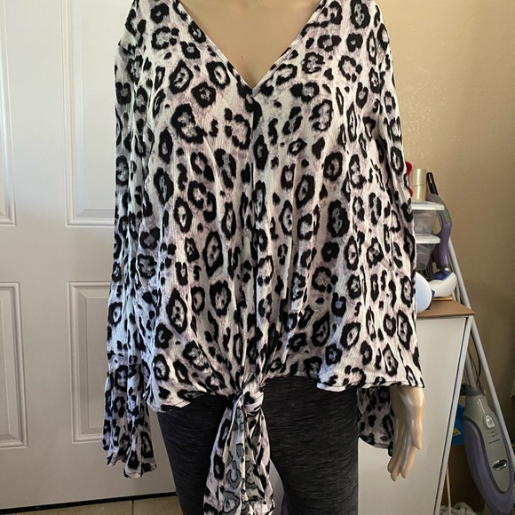 NWOT Leopard blouse. V neck with tie at bottom. - Picture 2 of 7